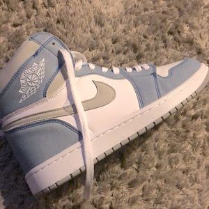 size 9  Jordan 1 retro hyper royal